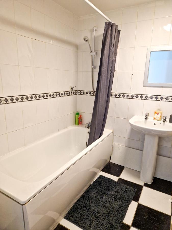 Spacious Apartment For Holiday And Contractor Groups In Salford - Private Parking - By Nmb Serviced Accommodation Манчестер Экстерьер фото