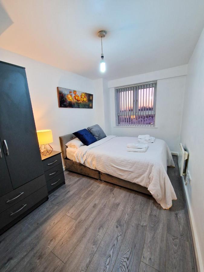 Spacious Apartment For Holiday And Contractor Groups In Salford - Private Parking - By Nmb Serviced Accommodation Манчестер Экстерьер фото