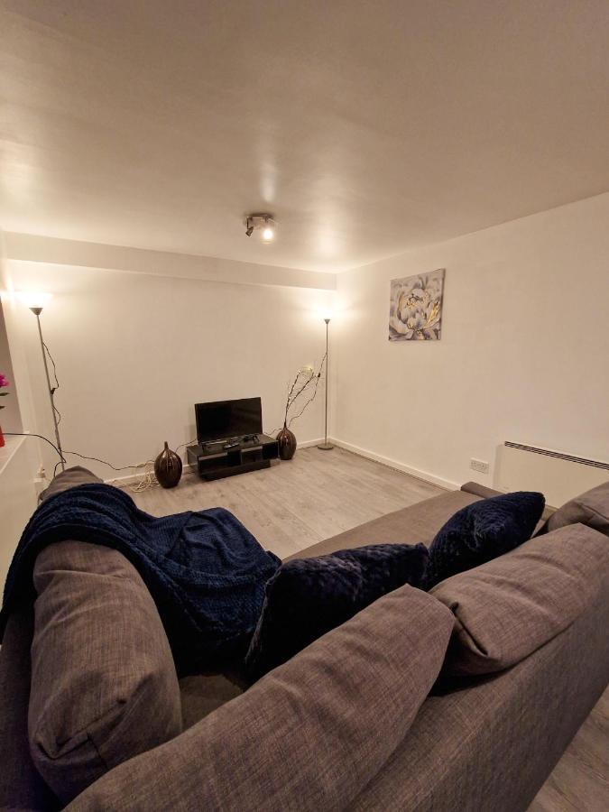 Spacious Apartment For Holiday And Contractor Groups In Salford - Private Parking - By Nmb Serviced Accommodation Манчестер Экстерьер фото