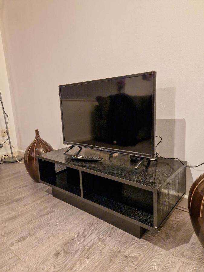 Spacious Apartment For Holiday And Contractor Groups In Salford - Private Parking - By Nmb Serviced Accommodation Манчестер Экстерьер фото