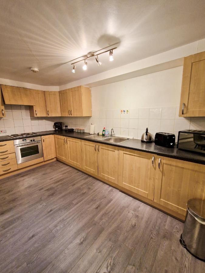 Spacious Apartment For Holiday And Contractor Groups In Salford - Private Parking - By Nmb Serviced Accommodation Манчестер Экстерьер фото